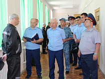 Прокурор Хлопушин недосчитался врачей для осужденных ИК-13