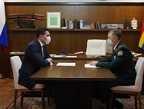 Алиханов встретился с начальником раскритикованной Путиным таможни