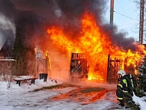 В Приморске пожарные рискнули жизнью из-за хозяина машины и мотоцикла