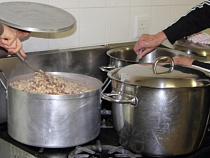 Несовершеннолетняя калининградка работала помощником повара без заключения письменного трудового договора