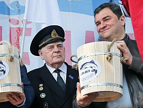 Калининградцы подарили замминистру культуры РФ бочку селедки