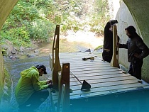 В Пионерском додумались загнать туристов в тоннель с водой