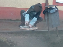 Соцсети: в Гурьевске продают очищенную на асфальте рыбу (фото)