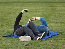 Молодой человек лишился телефона, дав позвонить прохожему