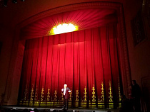 Драмтеатр представил новую «одежду» сцены за 6,5 млн рублей