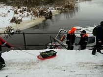 Под Славском оторвалась льдина с рыбаками