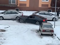 Под Калининградом водитель элитного авто повредил 11 простых (видео)