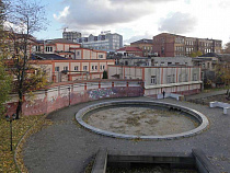 Мэрия решила разобраться с “авторами” рекламного щита у каскадов Нижнего озера