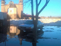 Река Неман в Советске вышла из берегов и обступила жилой дом (фото)