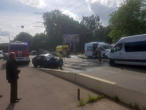 Трагическое ДТП на Киевской: легковушка столкнулась в лоб с маршруткой (фото+видео)