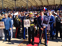 Антон Алиханов принял участие в шествии «Бессмертного полка» в Калининграде (видео)