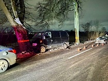 В Черняховске БМВ просто врезался в стоявший микроавтобус «Опель»