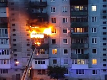 В Калининграде показали падающие на пожарного горящие обломки