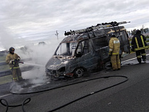 Возле Забиваки на Приморском кольце сгорел микроавтобус