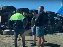 На Приморском кольце у песковоза взорвалось колесо 