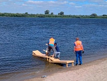 В Советске рассерженные запретом на купание кинули лежаки в Неман