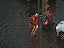Пешеходный переход у ТРЦ «Европа» затопило (фото)