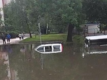 У министерства в Калининграде утонули несколько машин