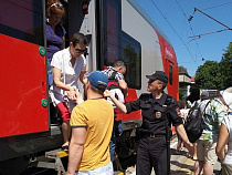 В Зеленоградске выйти из «Ласточки» пассажирам помогают полицейские (видео)