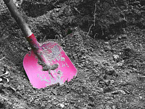 Женщина закопала собутыльника сразу после 8 марта