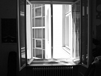 На улице Кирова шестилетняя девочка выпала из окна на пятом этаже, пока ее пьяная мать спала 