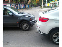 X5 врезался в X6 у пересечения улицы Чкалова и проспекта Мира в Калининграде