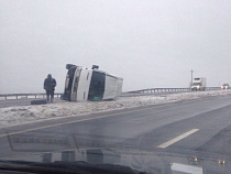 На Гвардейской трассе опрокинулся микроавтобус