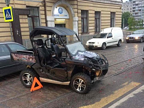 На улице Фрунзе снегоболотоход врезался в «Пежо»