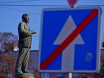 В Калининграде птицы заставили людей мыть памятник Калинину дважды в год