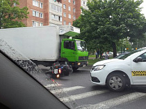 ДТП: в Калининграде в аварию вновь угодил байкер