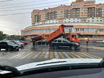 На перекрёстке улиц Куйбышева и Гагарина «Камаз» вывалил груз на дорогу