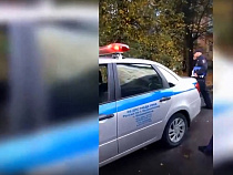 Очевидец: ГИБДД оформили полицейскому штраф за стоянку на тротуаре (видео)