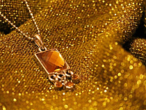 Лжецелительница вместо порчи сняла с девушки украшения на 65 тыс. рублей