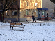 400 дворников убирали тротуары Калининграда в минувшие выходные