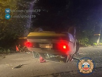 Ночью в Калининграде женщина мощно перевернула «Ауди» 