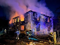 В Калининграде ночью сгорел 2-этажный дом