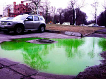 Калининградцы опасаются за свою жизнь из-за кислотно-зелёных луж