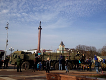 В центре Калининграда развернули армейские палатки и выставили технику