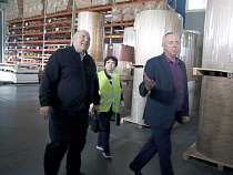 Экс-руководитель агентства мировых судей выпускает подвесные потолки