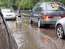 В Калининграде всё утро носили детей над затопленными улицами