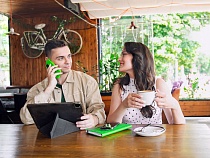 Не только зумеры: калининградцы всех возрастов отказываются от телефонных звонков в пользу мессенджеров