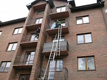 В Пионерском спасли пенсионерку, запертую на балконе 