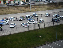 В Калининграде автомобили полиции выстроились в виде цифры “8” (фото)