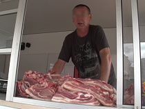 Бывший мясник напал с ножом на коллегу и забрал выручку (видео)