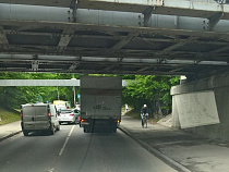 В Калининграде под мостом застрял грузовик