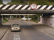 В Калининграде мост едва не срезал крышу автобуса, ранены дети - полиция