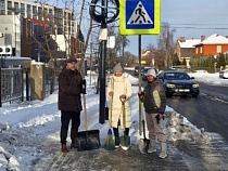 На севере Калининграда жители сами убрали снег со льдом