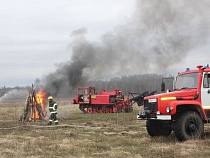 Пожарные устроили тушение костра в разгар сезона полевых пожаров