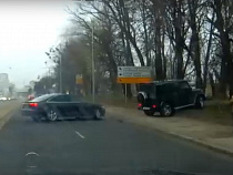 «Как на танке»: Гелендваген выехал на тротуар и врезался в дерево (видео) 