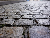 Алиханов поручил убрать «хорошую» брусчатку с федеральной трассы